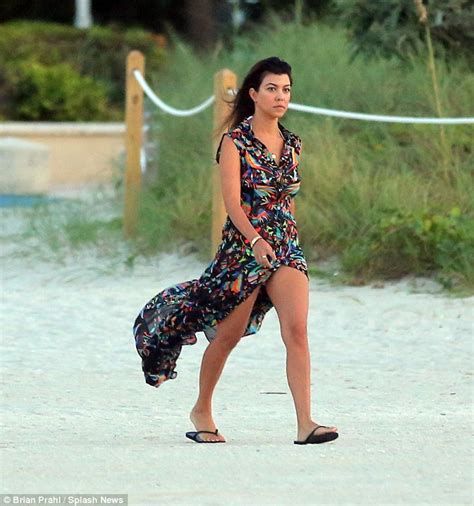 Kourtney Kardashian shows off her curves in bottom